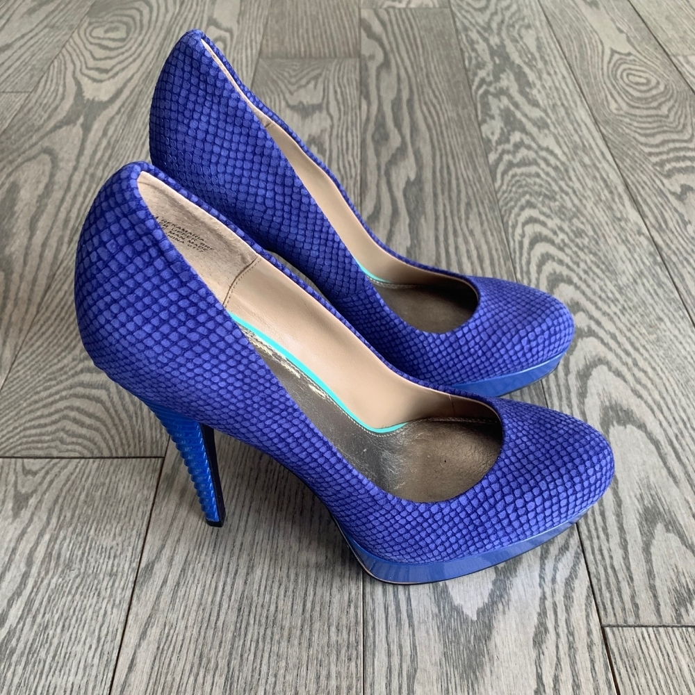 Beautiful Rachel Roy Blue Textured Pumps 😍💙